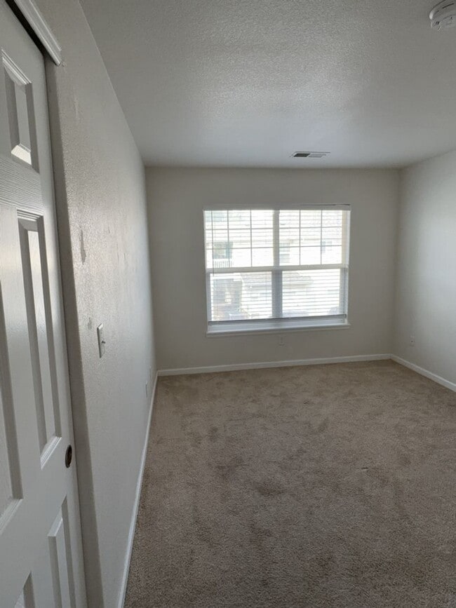 Building Photo - Spacious 2 Bed, 2 Bath Condo