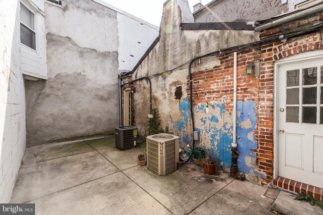 Building Photo - 933 S Charles St