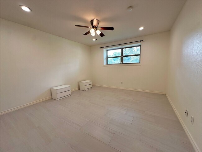 Building Photo - 9626 Highmeadow Dr