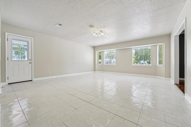 Building Photo - 9711 Long Branch Ln