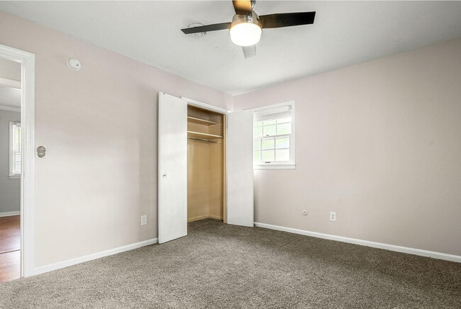 Building Photo - 2404 Silverbrook Ave