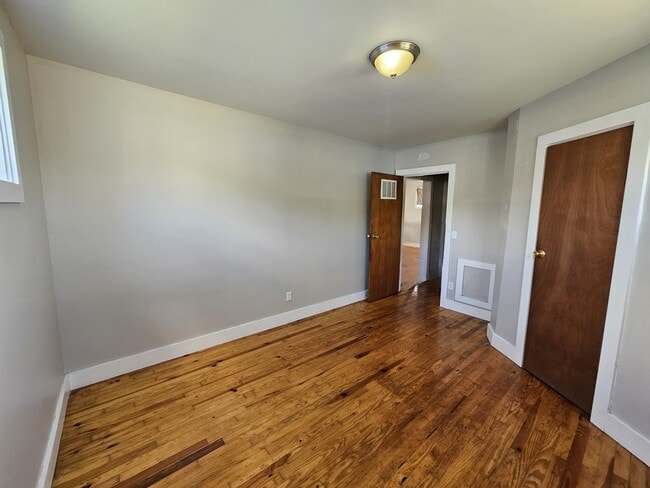 Building Photo - 2109 Anderson Ave