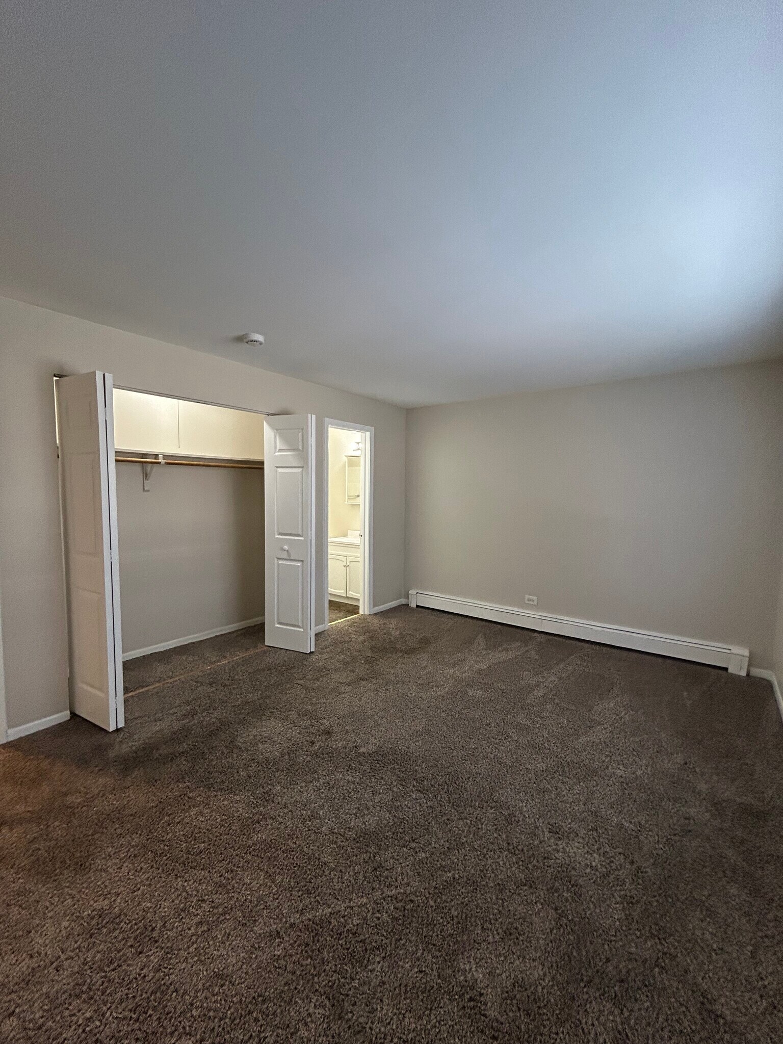 Building Photo - 555 Hill Dr