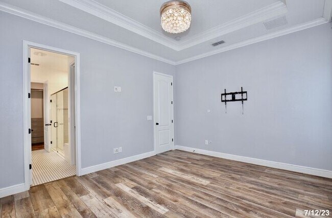 Building Photo - Gorgeous 3/2 Spacious Home with a Fenced Backyard and a Detached 2 Car Garage in the Desirable La...