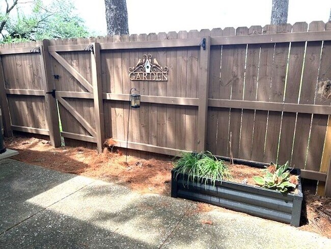 Building Photo - Townhome - 2 Bedroom 1.5 bath