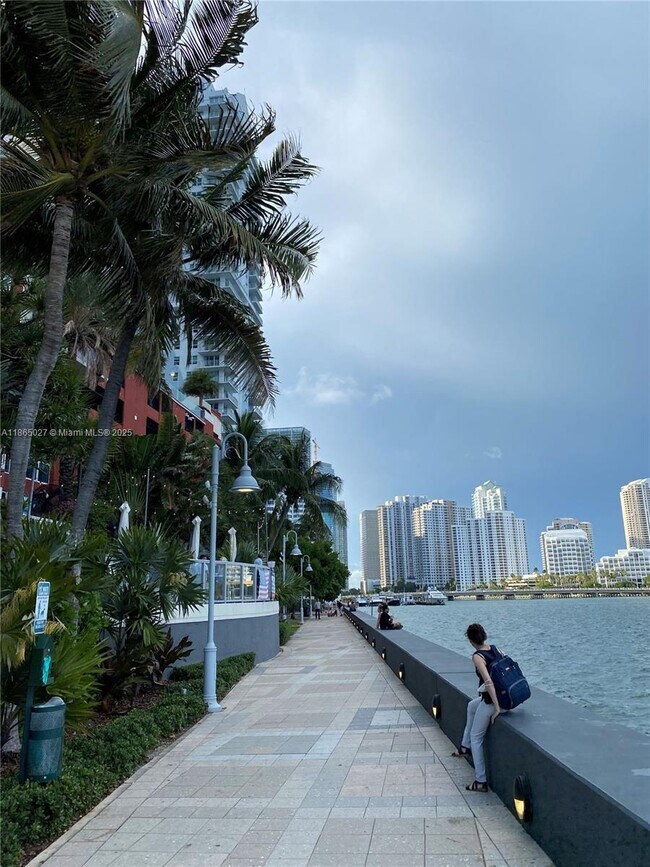 Building Photo - 1200 Brickell Bay Dr