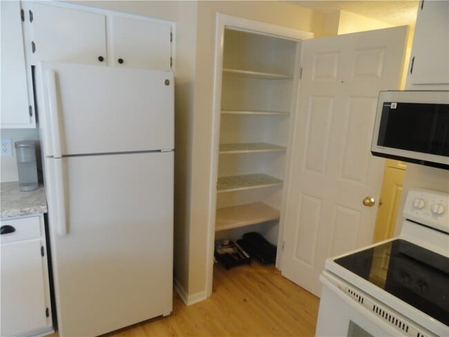 Building Photo - 206 Greenway Blvd