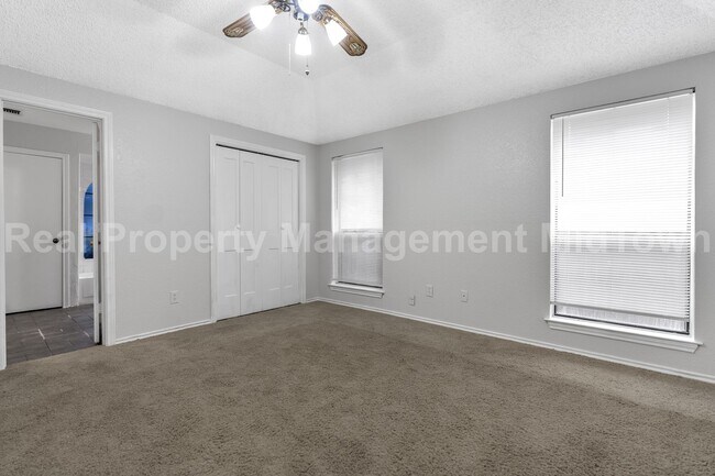 Building Photo - Charming Home in Established Community