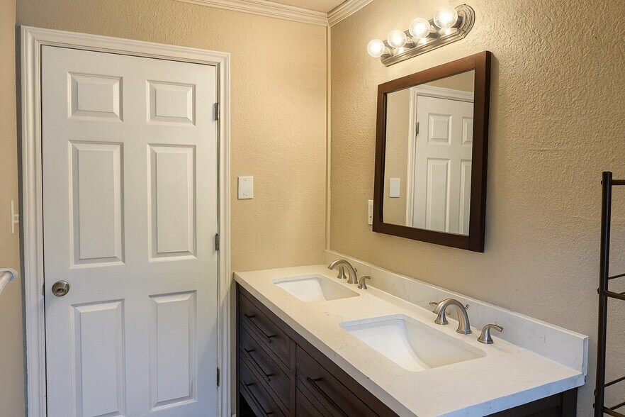 Bathroo - 114 28th St N