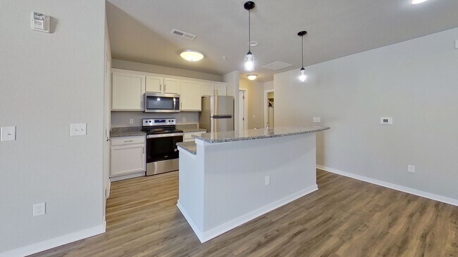 Building Photo - Like New Condo Style Lower 1 Bedroom 1 Bathroom Apartment is Available