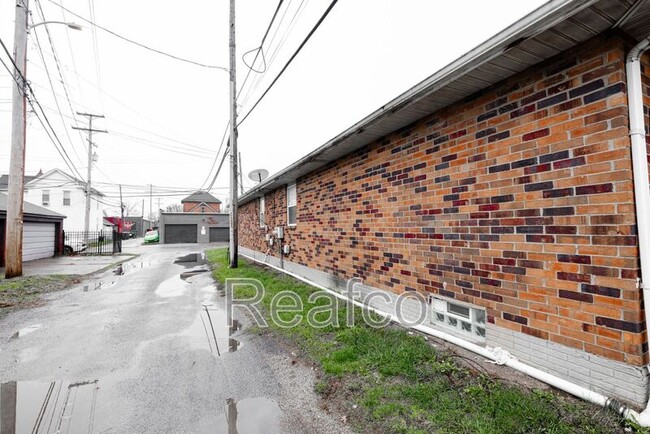 Building Photo - 505 E Deshler Ave