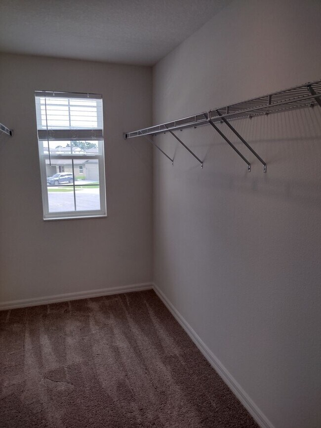 Building Photo - Beautiful 4 bedroom 2.5 Bathroom House For...