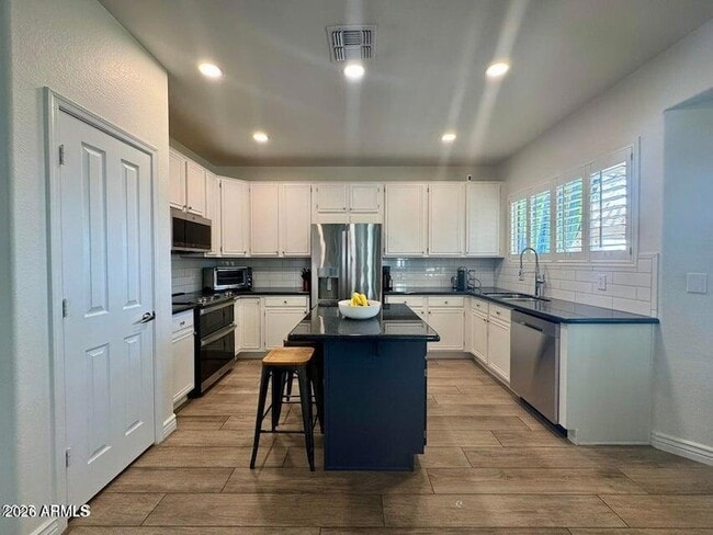 Building Photo - 1405 E Goldenrod St