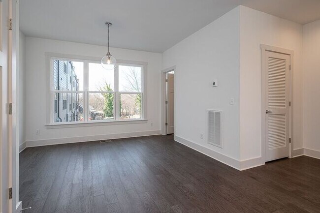 Building Photo - Beautiful Condo in Cleveland Park (Downtow...