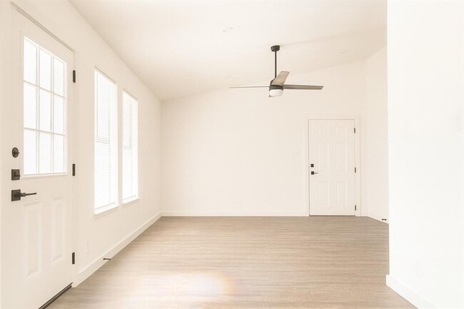 Building Photo - 1700 Garden Villa Dr