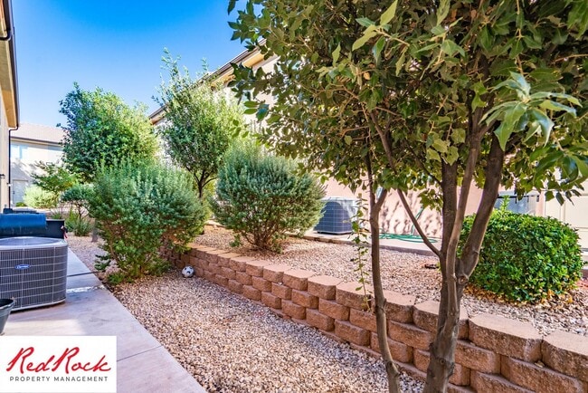 Building Photo - Conveniently located 3 Bedroom Townhome