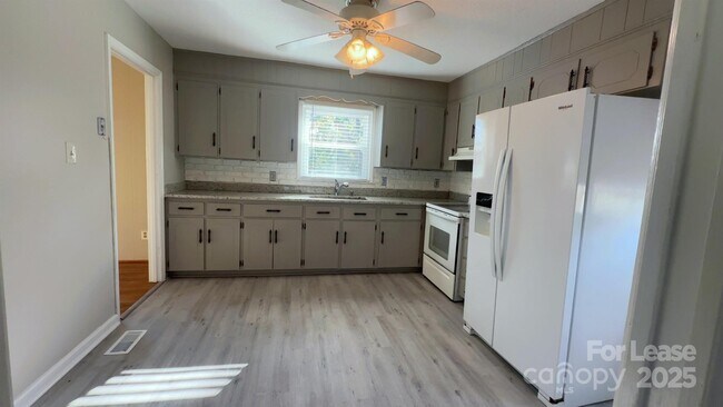 Building Photo - 715 Tom Hunter Rd