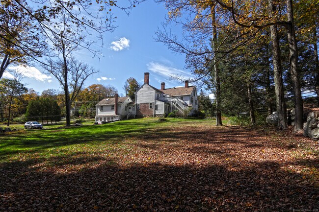 Building Photo - 562 Amity Rd