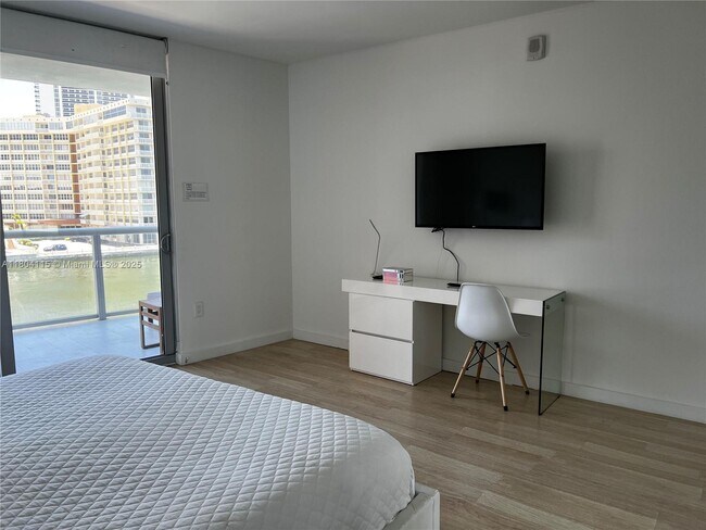 Building Photo - 2600 E Hallandale Beach Blvd
