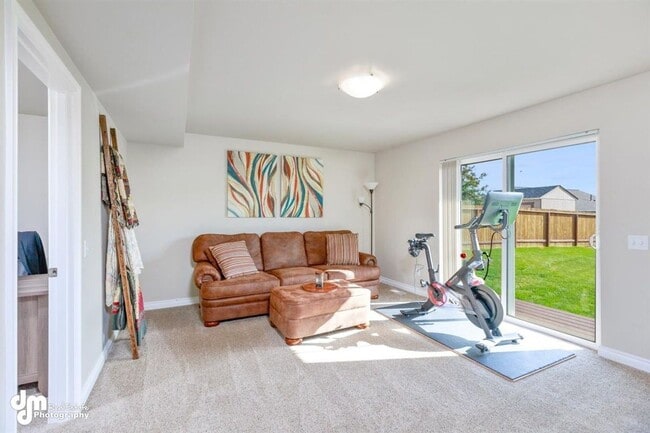 Building Photo - Gorgeous 4 Bedroom Home in West Park!
