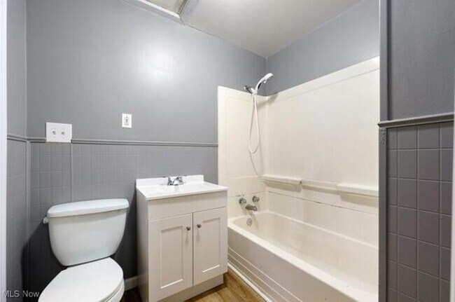 Building Photo - 3414 Daisy Ave
