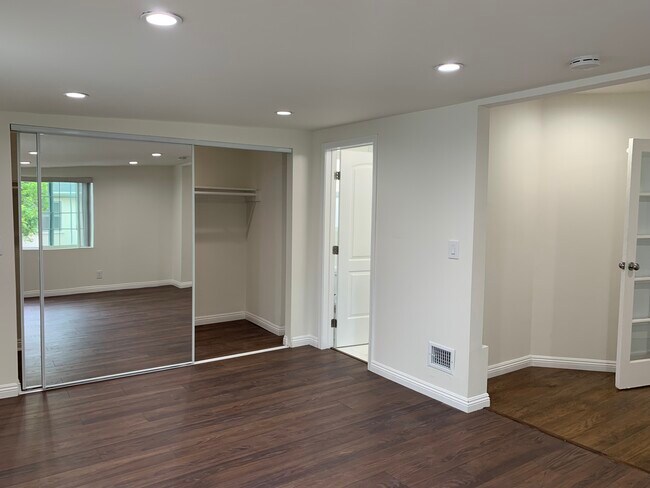 Building Photo - 729 Glenmore Blvd
