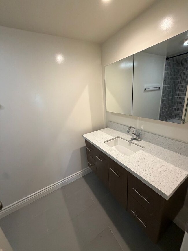 Building Photo - Beautiful 3 Bedroom Home in Avocado Heights