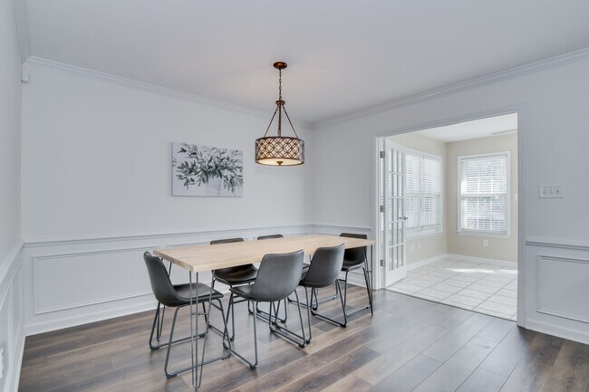 Building Photo - 2044 Lillian Dr