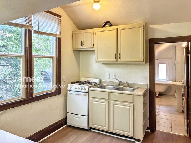 Building Photo - 1915 Pine St