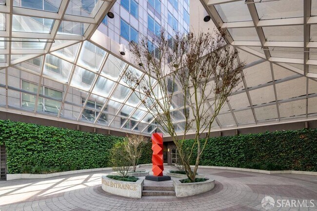 Building Photo - 333 Bush St