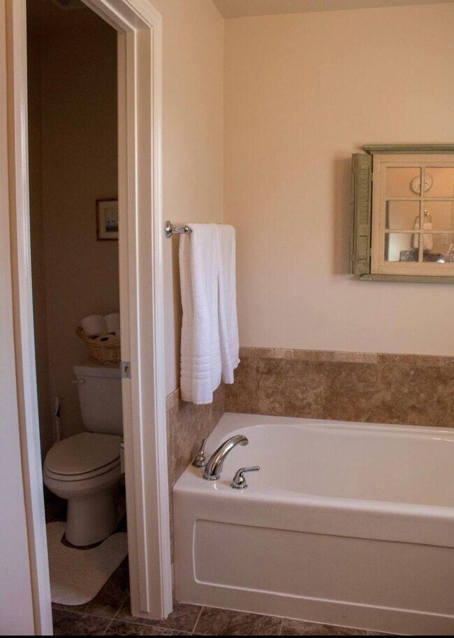 Building Photo - Beautiful 3 Bedroom, 2 bathroom Home in Hu...
