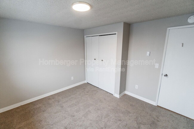 Building Photo - 10119 E Empire Ave