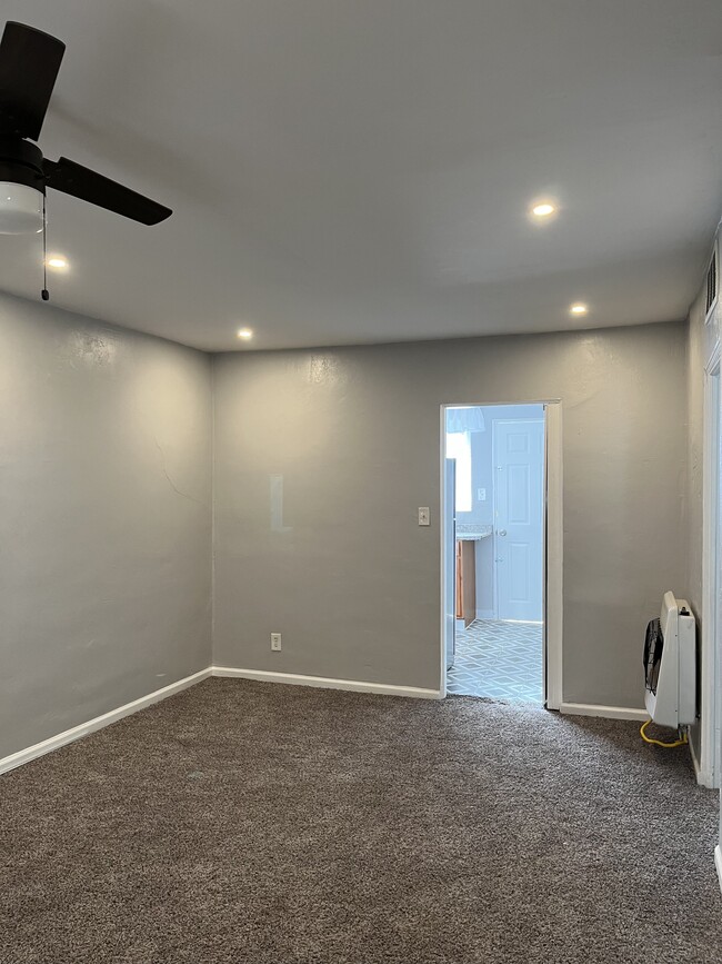 Building Photo - 8172 Valley View Dr