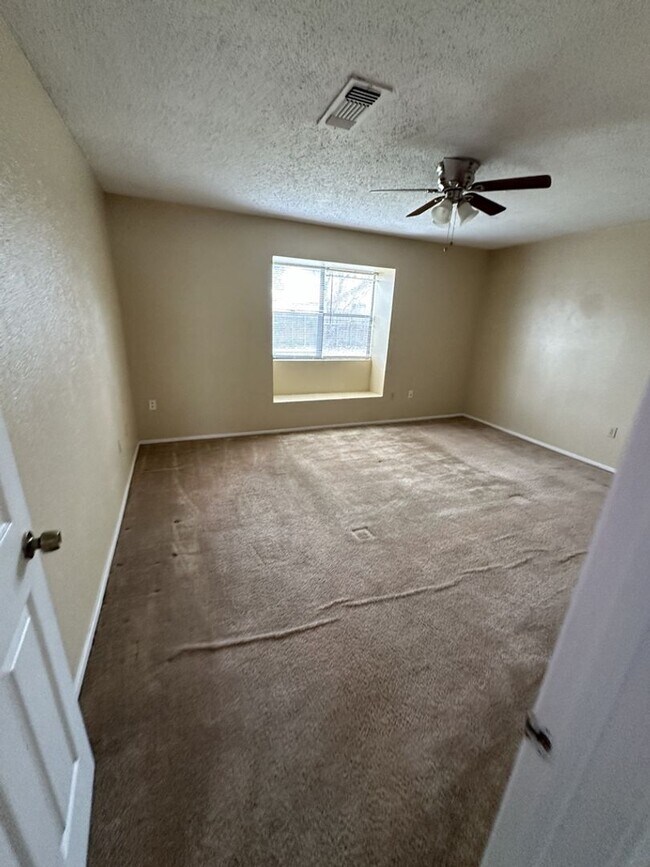 Building Photo - AVAILABLE NOW!!!