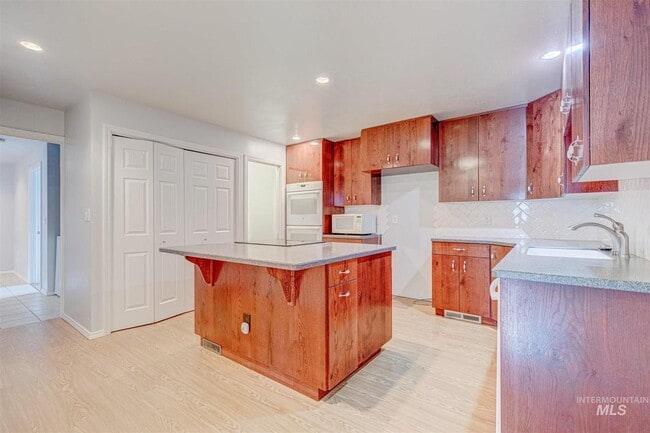 Primary Photo - 215 S Juniper St