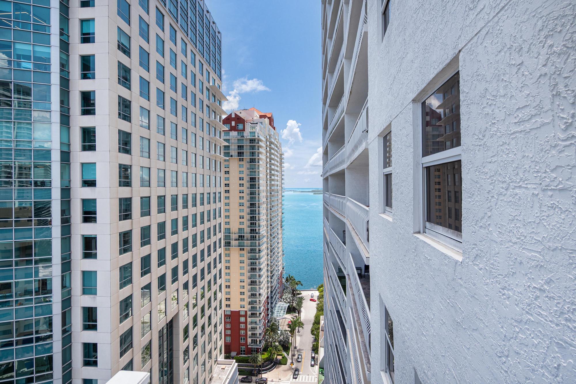 Building Photo - 1200 Brickell Bay Dr
