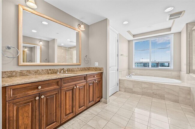 Building Photo - 300 Beach Dr NE