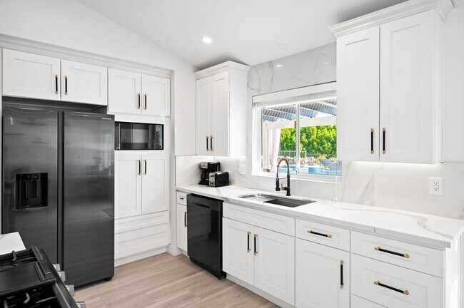 Building Photo - 2380 N Leonard Rd