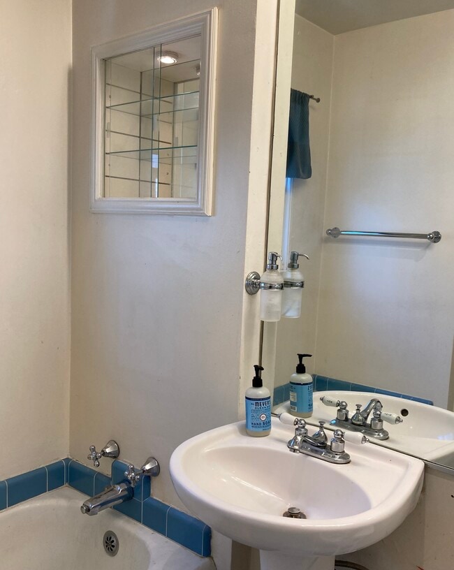 More bathroom shots - 4454 Laurelgrove Ave