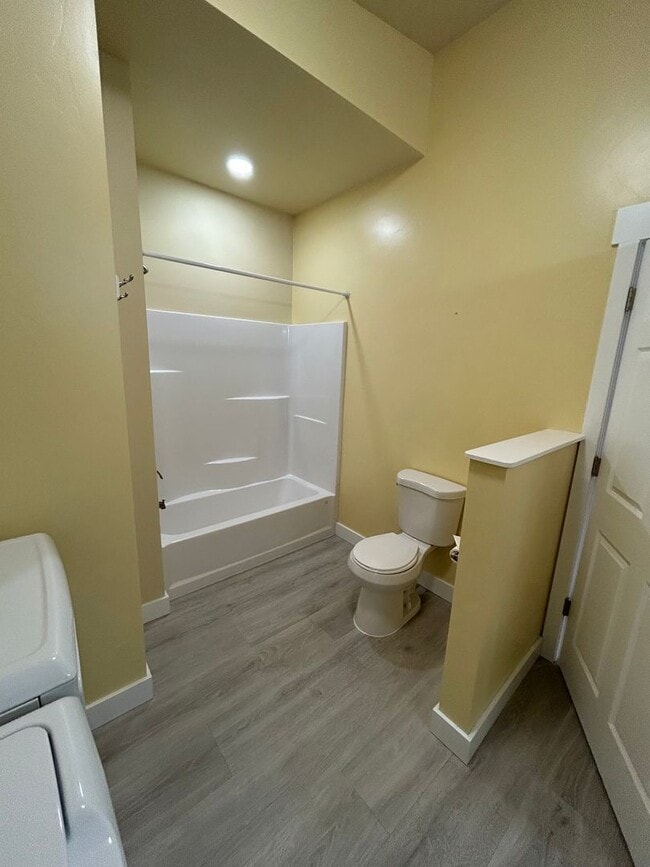 Building Photo - 2 Bedroom | 2 Bathroom Upstairs Duplex