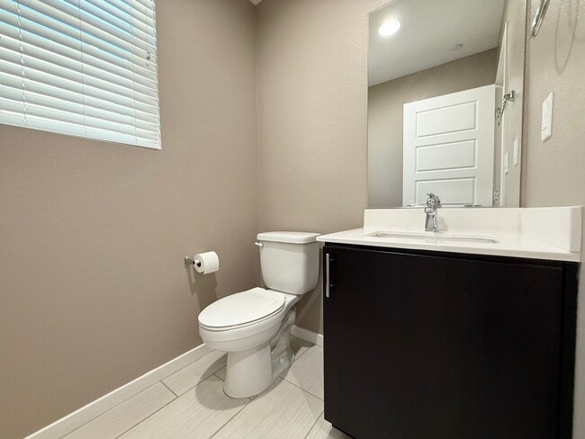 Building Photo - 2/BD 2.5/BA Luxury Gated Townhouse in Summ...