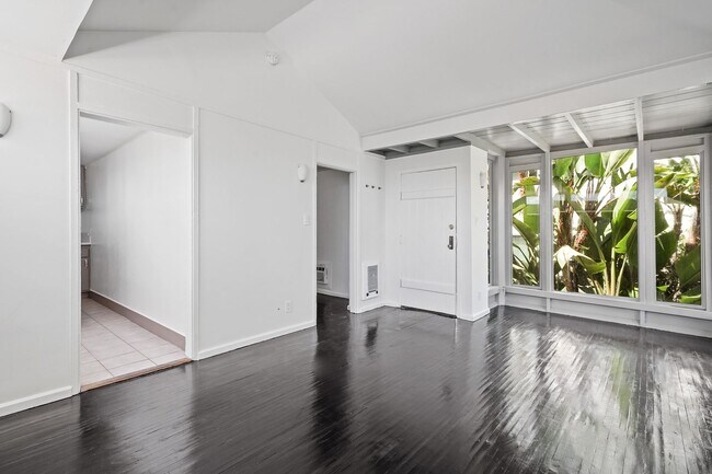 Building Photo - 944 Maltman Ave
