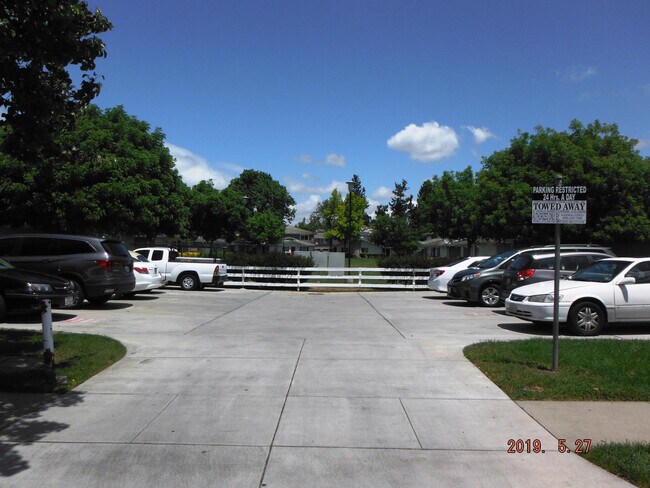 Building Photo - Ground Floor 2bd Condo With On-site Laundr...