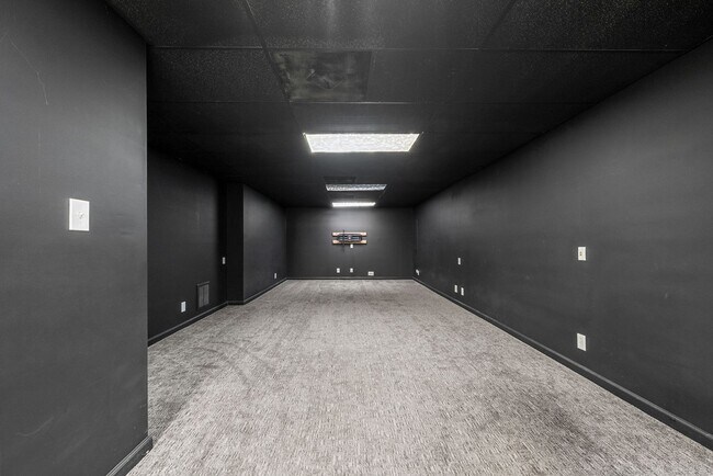 Building Photo - 3 Bedroom 3 Bath Pet Friendly Home For Ren...