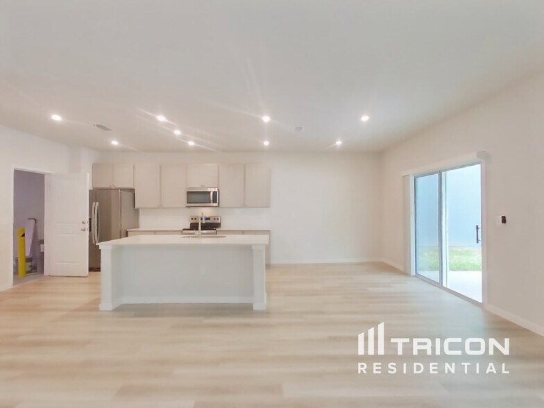 Building Photo - 14918 Macadamia Ln