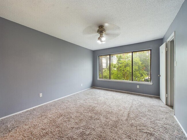 Building Photo - 806 W 24th St