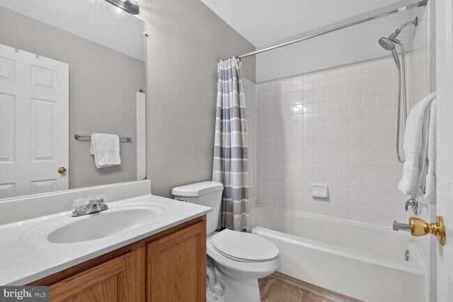 Building Photo - 2432 Clover Field Cir