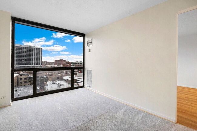 Building Photo - 4343 N Clarendon Ave