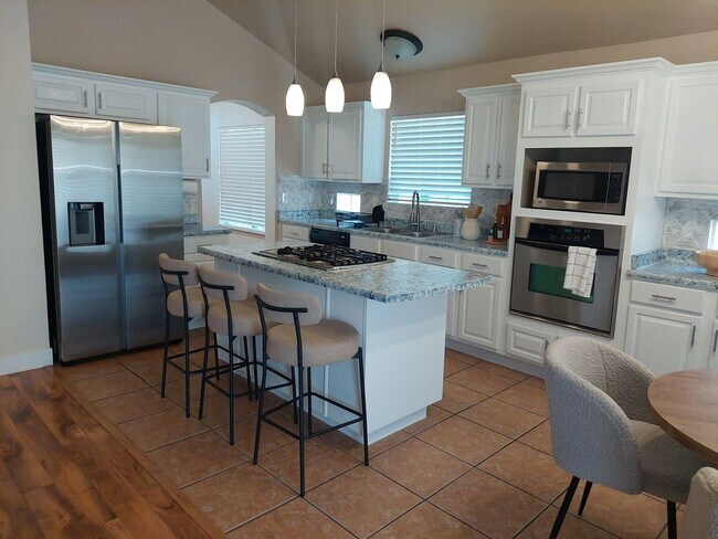 Building Photo - 4 BEDROOM 2 BATHROOM HOME 3 CAR GARAGE HOM...