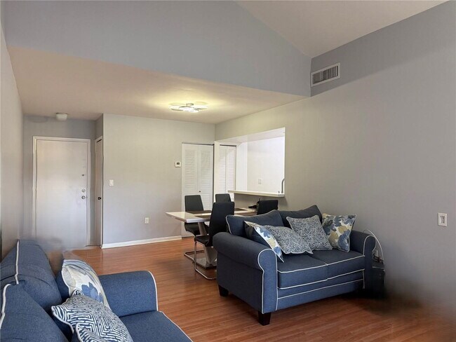 Building Photo - 9725 Fontainebleau Blvd